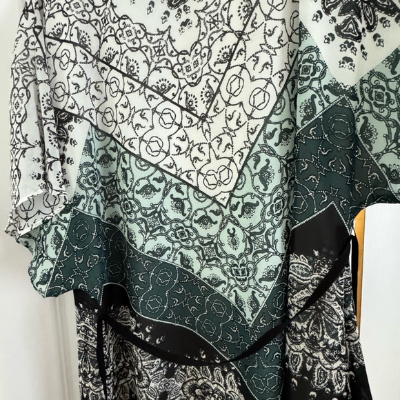 Beautiful top, light weight with nice pattern. - Picture 5 of 7